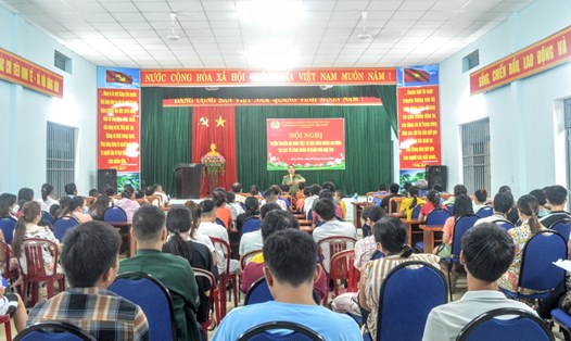 LĐLĐ thành phố Đà Nẵng tuyên truyền phòng, chống tội phạm cho đoàn viên, người lao động tại các Tổ công nhân tự quản khu nhà trọ. Ảnh: Tường Minh