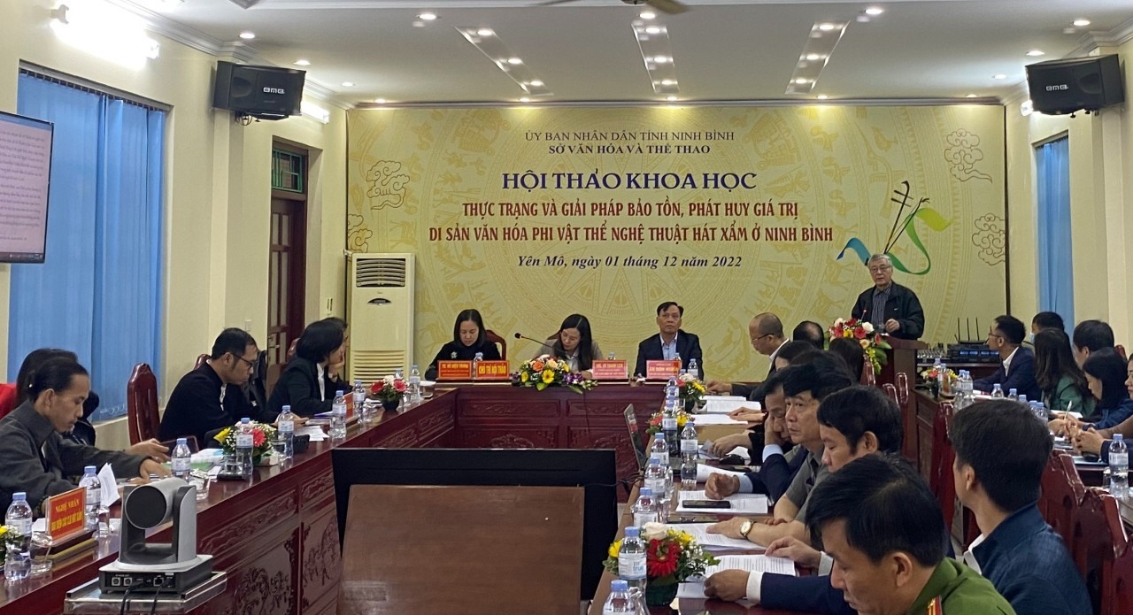 Các đại biểu dự hội thảo khoa học "Thực trạng và giải pháp bảo tồn, phát huy giá trị di sản văn hóa phi vật thể nghệ thuật hát Xẩm ở Ninh Bình". Ảnh: Diệu Anh