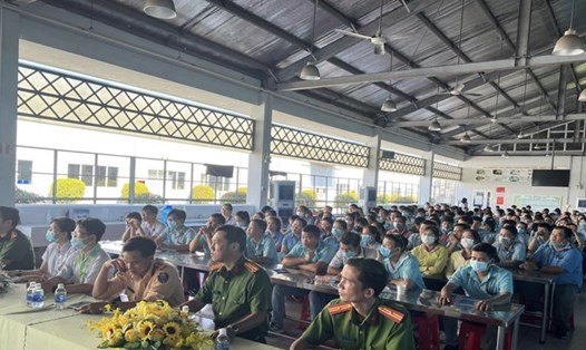 Công an huyện Trảng Bom tổ chức lễ tuyên truyền tại công ty TNHH Đông Phương. Ảnh: Công an Đồng Nai