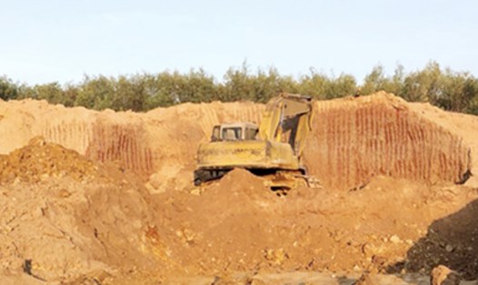 Một vụ khai thác đất trái phép tại huyện Xuân Lộc bị phát hiện. Ảnh: Công an Đồng Nai