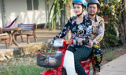 Hoa hậu Ngọc Châu chở mẹ trên chiếc xe máy cũ. Ảnh: Nhân vật cung cấp.