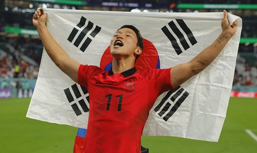 Niềm vui của Hwang Hee Chan sau khi cùng tuyển Hàn Quốc lọt vào vòng 1/8 World Cup. Ảnh: AFP