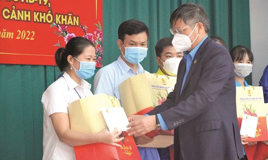 Ông Phan Văn Anh - Phó Chủ tịch Tổng LĐLĐ Việt Nam trao quà cho các công nhân có hoàn cảnh khó khăn trên địa bàn Thị xã Phú Mỹ dịp Tết Nguyên đán 2022. Ảnh: Thành An
