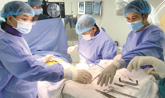 Bệnh nhân đang được bác sĩ thực hiện phương pháp kích thích tuỷ sống. Ảnh: Bệnh viện Nguyễn Tri Phương