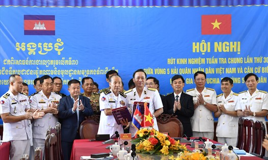 Chuẩn Đô đốc Nguyễn Duy Tỷ và Đô đốc Ouk Seyha trao biên bản ghi nhớ công tác phối hợp trong thời gian tới. Ảnh: V5HQ