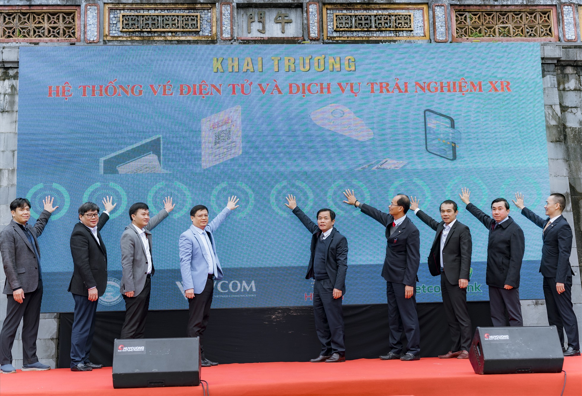 Các đại biểu thực hiện nghi thức khai trương. Ảnh: Đình Hoàng.