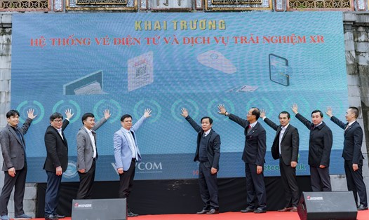 Các đại biểu thực hiện nghi thức khai trương. Ảnh: Đình Hoàng.