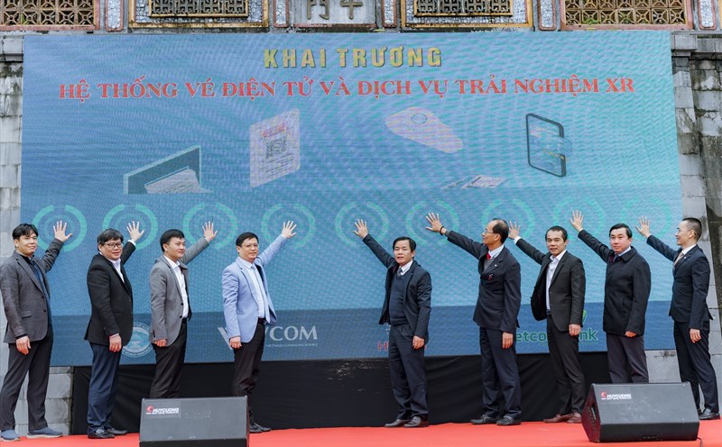 Các đại biểu thực hiện nghi thức khai trương. Ảnh: Đình Hoàng.