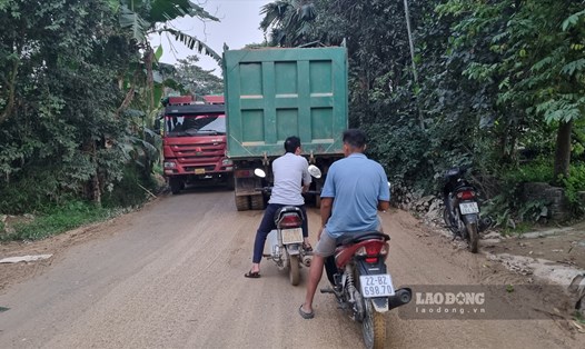 Xe tải chen chúc trên đường sân sinh khiến người dân gặp khó khăn khi di chuyển. Ảnh: Phùng Minh