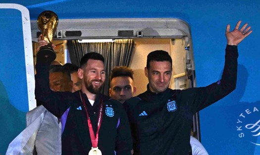 Lionel Messi và các đồng đội ở đội tuyển quốc gia đã về đến Argentina. Ảnh: AFP