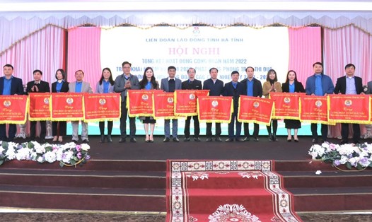 Tặng cờ thi đua của LĐLĐ tỉnh Hà Tĩnh cho các đơn vị xuất sắc năm 2022. Ảnh: Quốc Cường