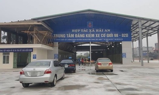 Trung tâm Đăng kiểm xe cơ giới 98-02D thuộc HTX Hải An mới bị Cục Đăng kiểm Việt Nam đình chỉ do kiểm định xe cũ nát đưa đón công nhân. Ảnh: Cục đăng kiểm