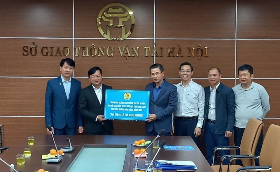 Ông Nguyễn Phi Thường (thứ tư từ phải sang)– Thành Ủy viên, Bí thư Đảng ủy, Giám đốc Sở Giao thông Vận tải Hà Nội cùng cán bộ Công đoàn ngành Giao thông Vận tải Hà Nội trao ủng hộ đến huyện Bảo Lạc, Cao Bằng. Ảnh: Minh Hà