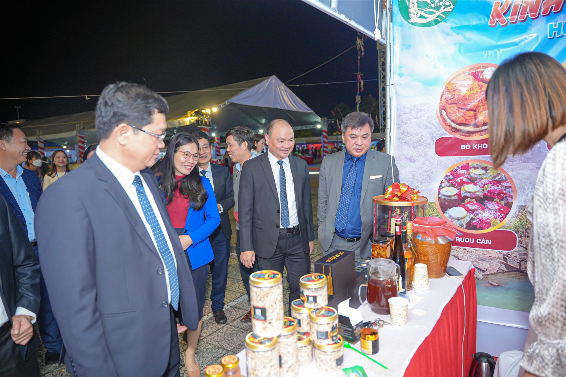 Hội chợ kết nối giao thương và xúc tiến thương mại ứng dụng điện tử 2022. Ảnh: Ái Vân