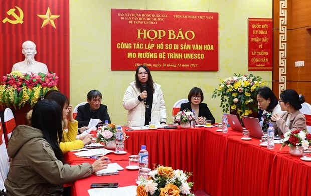 Bà Bùi Thị Niềm, Giám đốc Sở Văn hóa, Thể thao và Du lịch tỉnh Hòa Bình phát biểu tại buổi họp báo. Ảnh: TTXVN