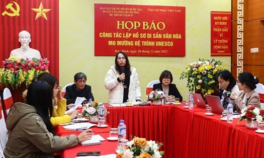 Bà Bùi Thị Niềm, Giám đốc Sở Văn hóa, Thể thao và Du lịch tỉnh Hòa Bình phát biểu tại buổi họp báo. Ảnh: TTXVN