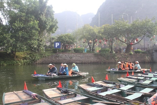 Khu du lịch sinh thái Tràng An hiện đang tạo công ăn việc làm cho 1.300 lái đò với mức lương 5-6 triệu đồng/tháng chủ yếu là phụ nữ từ 45-60 tuổi. Ảnh: TTXVN