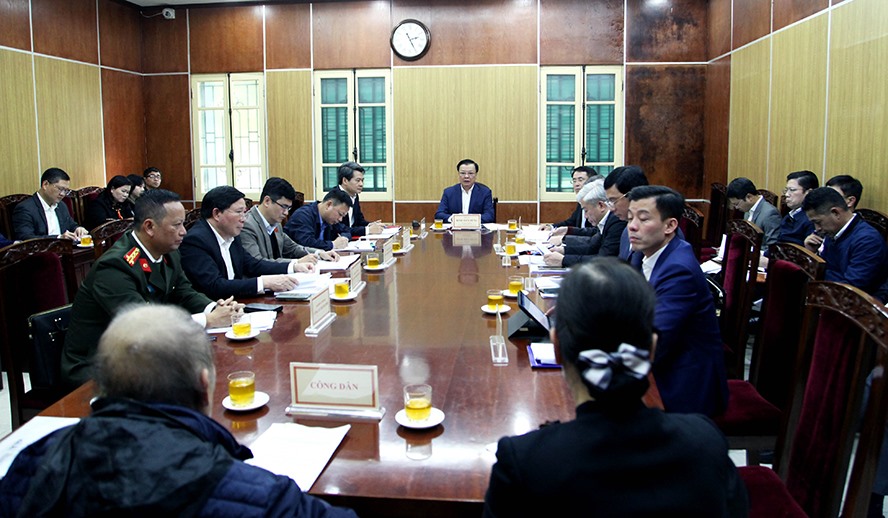 Bí thư Thành ủy Hà Nội Đinh Tiến Dũng cùng các cơ quan tiếp công dân. Ảnh: Viết Thành