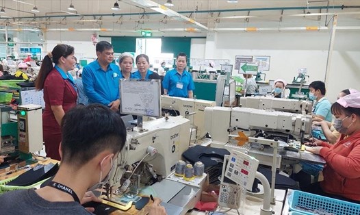 Chủ tịch LĐLĐ tỉnh Hậu Giang Nguyễn Văn Bảy thăm công nhân một doanh nghiệp trên địa bàn huyện Châu Thành A. Ảnh: Thành Nhân