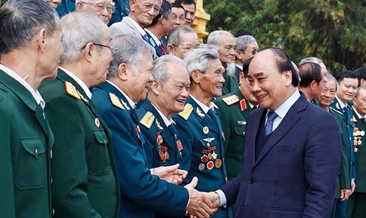 Chủ tịch nước Nguyễn Xuân Phúc với các đại biểu cựu chiến binh Sư đoàn 361. Ảnh: Thống Nhất