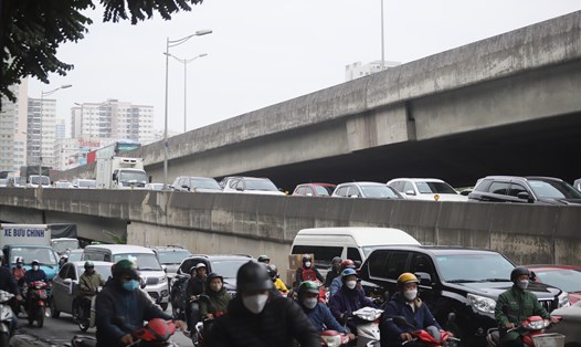 Tình trạng quá tải giao thông trên các tuyến đường vành đai, ùn tắc giao thông vào giờ cao điểm ở Hà Nội. Ảnh: Phạm Đông