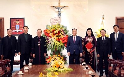 Bí thư Thành ủy Đinh Tiến Dũng thăm, tặng quà và chúc mừng Tòa Tổng Giám mục Hà Nội nhân dịp Giáng sinh 2022. Nguồn: Kinh tế đô thị