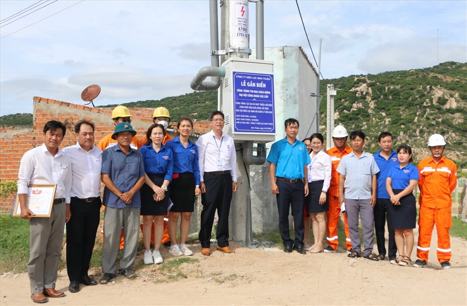 Quang cảnh lễ gắn biển. Ảnh: Lê Tám