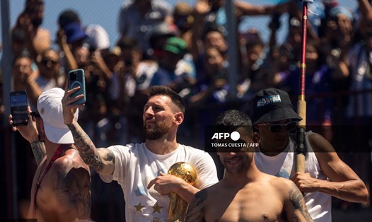 Lionel Messi và các đồng đội không thể hoàn thành lễ diễu hành bằng xe bus. Ảnh: AFP