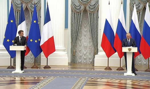 Tổng thống Pháp Emmanuel Macron (trái) thăm Mátxcơva và gặp Tổng thống Nga Vladimir Putin ngày 7.2.2022. Ảnh: AFP