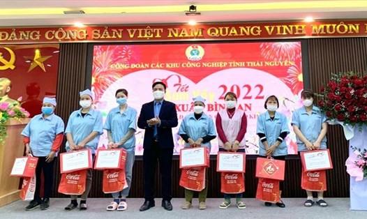 Ông Dương Văn Thái - Chủ tịch Công đoàn các Khu công nghiệp tỉnh Thái Nguyên trao quà cho các đoàn viên, CNLĐ nhân dịp Tết Nguyên đán 2022. Ảnh: Phạm Huyền
