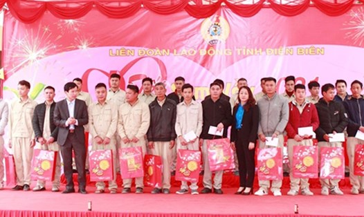 Bà Lầu Thị Thanh Hương - Phó Chủ tịch thường trực LĐLĐ tỉnh tặng quà cho công nhân lao động. Ảnh: Trần Nga