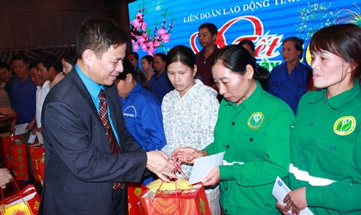 Ông Lê Thanh Hà - Chủ tịch LĐLĐ tỉnh trao quà cho đoàn viên, người lao động nhân dịp Tết Nguyên đán Nhâm Dần 2022. Ảnh: Trần Nga