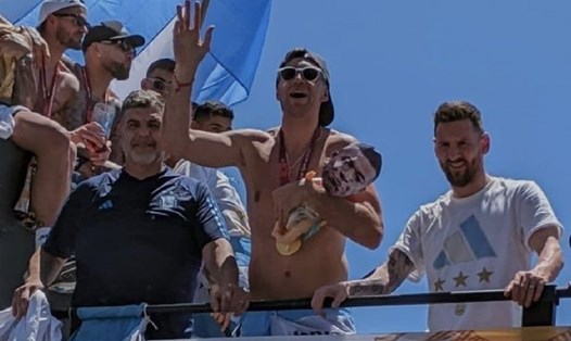 Emiliano Martinez mang theo chú búp bê có hình mặt Kylian Mbappe trong lễ ăn mừng. Ảnh: Twitter