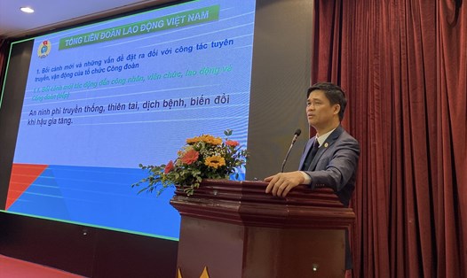 Ông Ngọ Duy Hiểu - Phó Chủ tịch Tổng Liên đoàn Lao động Việt Nam thuyết trình tại hội nghị. Ảnh: Anh Thư
