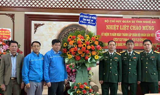 Lãnh đạo LĐLĐ tỉnh Nghệ An tặng hoa chúc mừng Bộ Chỉ huy quân sự tỉnh nhân dịp kỷ niệm 78 năm Ngày thành lập Quân đội nhân dân Việt Nam. Ảnh: Thanh Tùng.