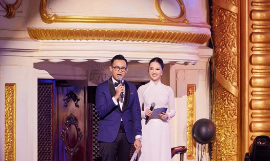 Á hậu Thuỵ Vân diện áo dài trắng khi dẫn Lễ trao giải VinFuture 2022. Ảnh: Nhân vật cung cấp.