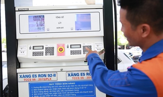 Giá xăng dầu giảm. Ảnh: Hải Nguyễn