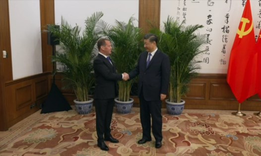 Chủ tịch Trung Quốc Tập Cận Bình (phải) tiếp Phó Chủ tịch Hội đồng An ninh Nga Dmitry Medvedev tại Bắc Kinh, ngày 21.12.2022. Ảnh: Telegram / medvedev_telegram