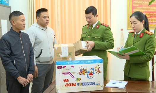 Đối tượng Đinh Văn Thao và Trương Văn Hiền, bị Công an huyện Yên Khánh (Ninh Bình) bắt giữ cùng tang vật. Ảnh: Diệu Anh
