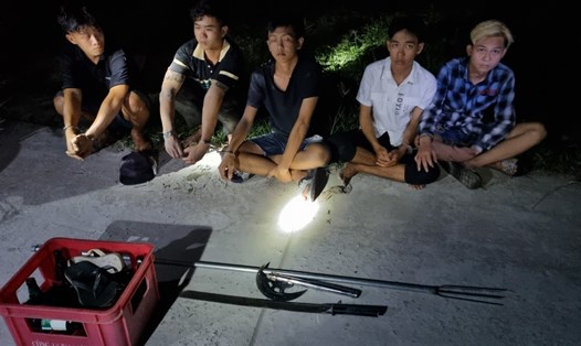 Nhóm thanh thiếu niên và hung khí bị Công an xã Minh Thuận, huyện U Minh Thượng bắt giữ. Ảnh: Công an cung cấp