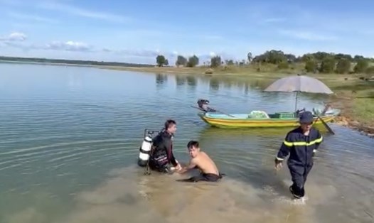 Lực lượng chức năng đưa nạn nhân bị đuối nước lên bờ. Ảnh: Hiếu Thái