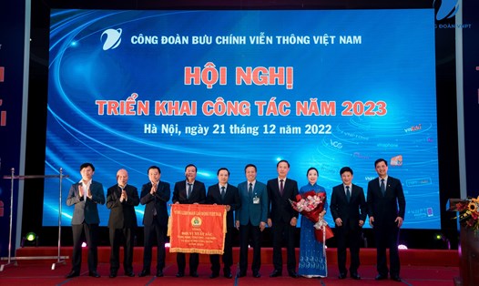 Công đoàn VNPT nhận Cờ thi đua xuất sắc năm 2022 của Tổng Liên đoàn Lao động Việt Nam. Ảnh: Hoàng Đức.