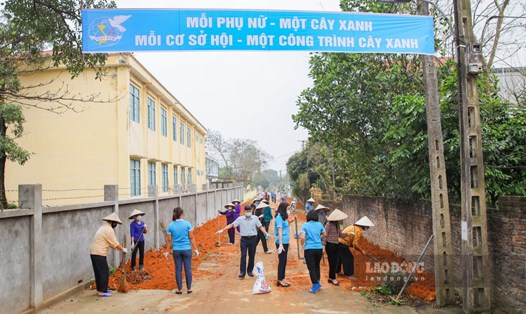 Một buổi chính quyền và nhân dân cùng làm đường Nông thôn mới tại xã Chương Xá, huyện Cẩm Khê. Ảnh: Tô Công.