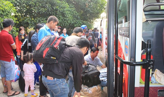 Công đoàn tỉnh Đồng Nai tổ chức chuyến xe đưa công nhân về quê đón Tết. 
Ảnh: Hà Anh Chiến