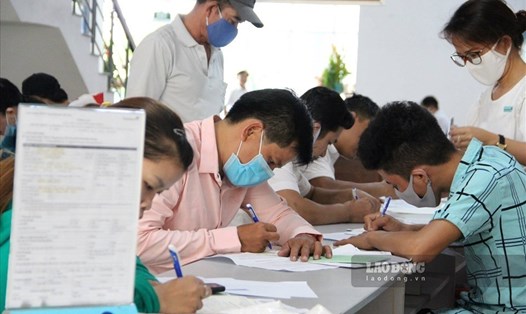 Người lao động đi thực hiện hồ sơ về bảo hiểm xã hội tại Trung tâm Dịch vụ Việc làm Bình Dương. Ảnh: Đình Trọng
