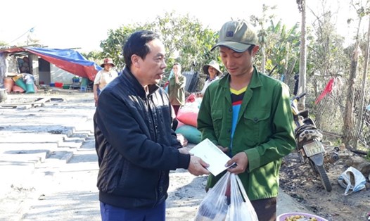 LĐLĐ huyện Điện Biên phối hợp với Công đoàn cơ sở Công ty TNHH quản lý thủy nông Điện Biên hỗ trợ gia đình Đoàn viên Ly A Sanh. Ảnh: Minh Thuận