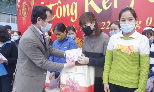 Ông Nguyễn Mạnh Cương - Chủ tịch LĐLĐ tỉnh Hòa Bình tặng quà cho người lao động trong dịp Tết sum vầy năm 2022. Ảnh: Công đoàn Hòa Bình