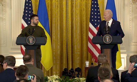 Tổng thống Mỹ Joe Biden (phải) họp báo chung với Tổng thống Ukraina Volodymyr Zelensky tại Nhà Trắng ngày 21.12.2022. Ảnh: Nhà Trắng