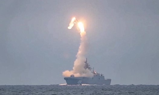Tàu Đô đốc Gorshkov bắn thử tên lửa siêu thanh Zircon. Ảnh: Bộ Quốc phòng Nga