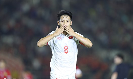 Bàn thắng vào lưới tuyển Lào đánh dấu pha lập công đầu tiên của tiền vệ Đỗ Hùng Dũng cho đội tuyển quốc gia. Ảnh: VFF